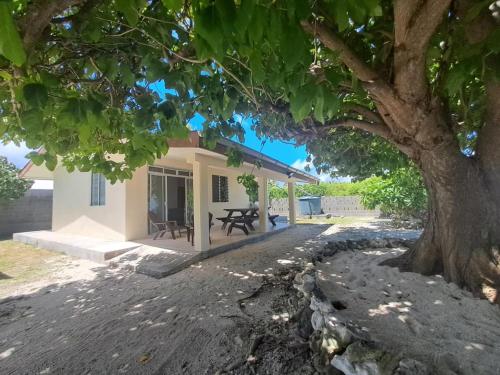 Exterior view, Fare Tipanier in Manihi