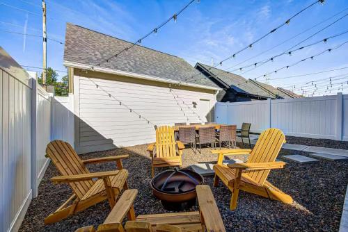 Stylish Getaway with Hot Tub-Near Downtown Indy-Family Friendly near Indiana Farmers Coliseum
