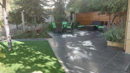 Panoramic 3-Bedroom Chalet with Terrace-Garden in Kfardebian