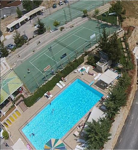 Panoramic 3-Bedroom Chalet with Terrace-Garden in Kfardebian