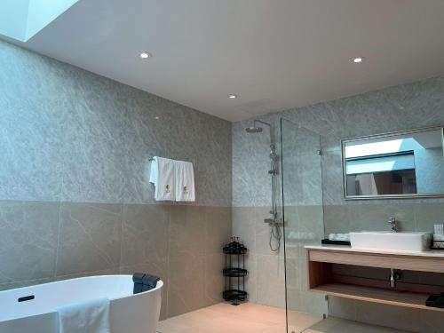 room detail thumbnail 2