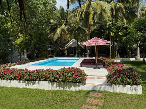 สระว่ายน้ำ, ปากเมง รีสอร์ท (Pakmeng Resort) in หาดปากเมง