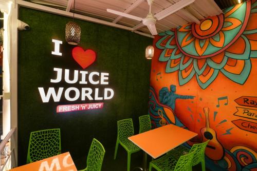 Restaurant, Rayzen Stays & Backpackers Hostel in Poonamallee