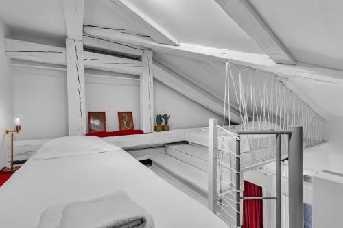 Beachfront Deluxe B&B - image 2