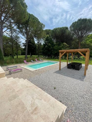 4-bedroom house with a pool