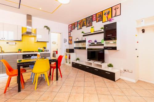 共用Lounge/電視區, Black & White or Pop Art - Design Apartments with Parking & WiFi in 薩龍諾