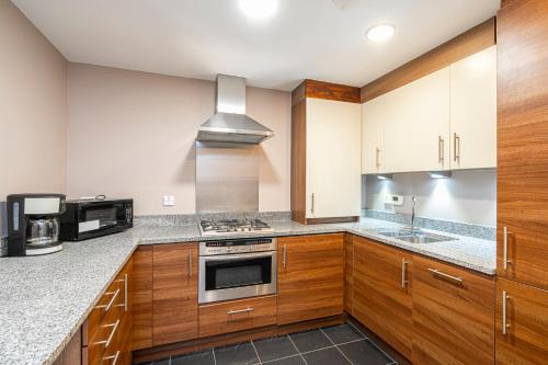 Amazing 2 bedroom apartments Liverpool Street - image 5