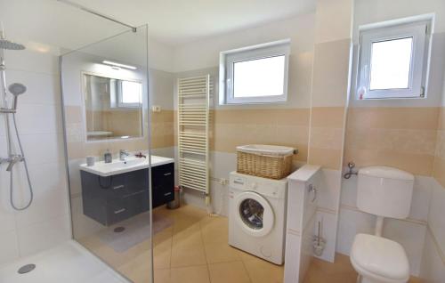 Umag flat with terrace and garden - image 2