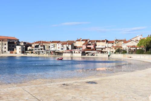 Umag flat with terrace and garden - image 3