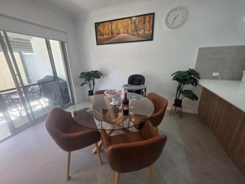 บ้านเดี่ยว 3 ห้องนอน 2 ห้องน้ำส่วนตัว ขนาด 136 ตร.ม. – ควีนพาร์ค (New Modern Townhouse Close to City & Transport) in ควีนพาร์ค