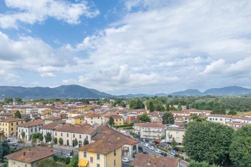 Lucca Old Town Apartment - image 4