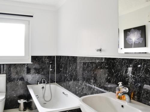 浴室, 高松鄉村別墅 (Tall Pines) in 卡布里奇