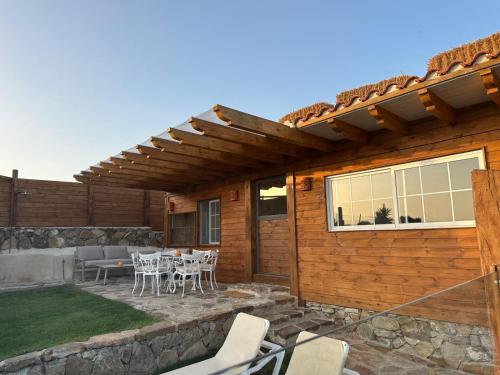 2 bedrooms, 5 beds