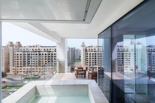 Luxury 3BDR Apartment, Pool & Beach Access, Dubaj