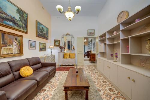 Charming Central 2BR Townhouse with Rooftop Terrace – khách sạn tại Kappara