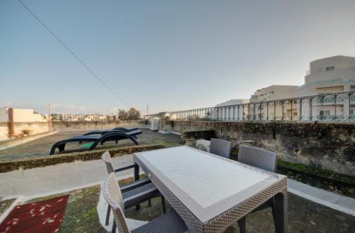 Hotellet från utsidan, Charming Central 2BR Townhouse with Rooftop Terrace in San Gwann