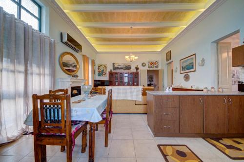 Faciliteter, Charming Central 2BR Townhouse with Rooftop Terrace in San Gwann