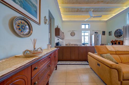 kök, Charming Central 2BR Townhouse with Rooftop Terrace in San Gwann