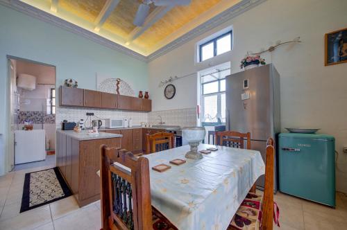 kök, Charming Central 2BR Townhouse with Rooftop Terrace in San Gwann