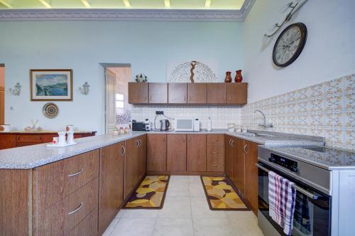 kök, Charming Central 2BR Townhouse with Rooftop Terrace in San Gwann