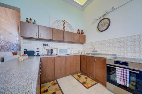 Faciliteter, Charming Central 2BR Townhouse with Rooftop Terrace in San Gwann
