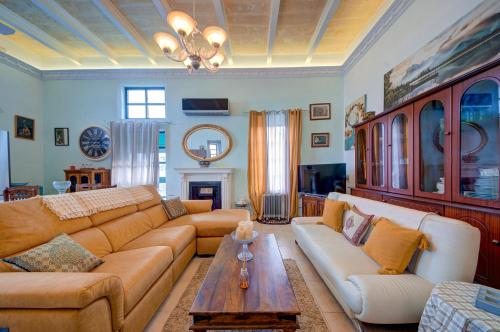 delat sällskapsrum/tv-rum, Charming Central 2BR Townhouse with Rooftop Terrace in San Gwann
