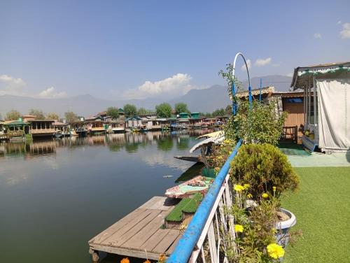 Výhled, New Retreet Houseboat in Srinagar