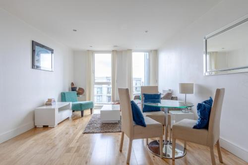 Sleek & Sunny 1BD Flat Near Greenwhich - Deptford! - main image