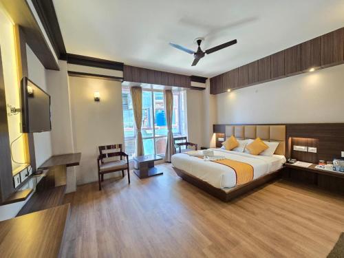Golden Peaks Hotel & Restaurant in 卡林蓬