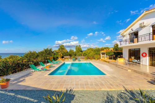 Villa Adonis Large Private Pool Walk to Beach – khách sạn tại Argaka