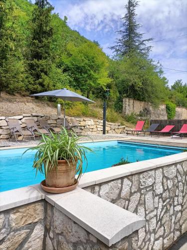 Peldbaseins, Gite de la Méouge, Domaine de la Méouge, piscine et accès direct rivière (Gite de la Meouge, Domaine de la Meouge, piscine et acces direct riviere) in Barret-sur-Méouge