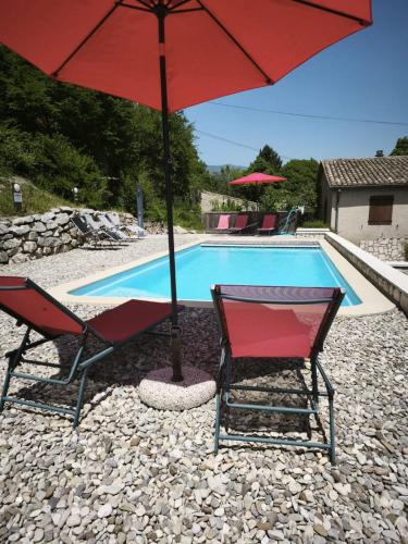 Úszómedence, Gite de la Méouge, Domaine de la Méouge, piscine et accès direct rivière (Gite de la Meouge, Domaine de la Meouge, piscine et acces direct riviere) in Barret-sur-Méouge