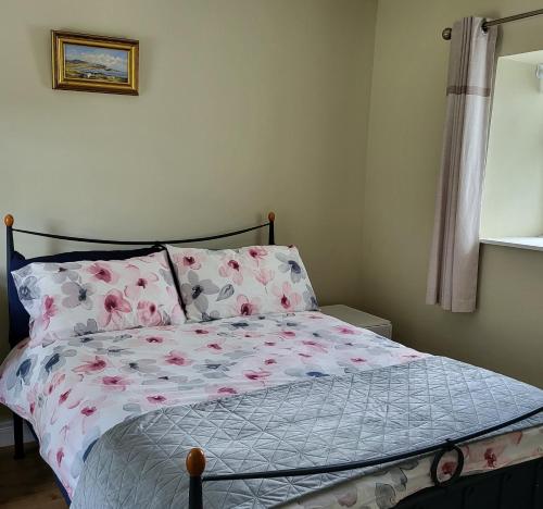 Lake lodging 1 mile from Dungloe max 2adult 1child – khách sạn tại Kincasslagh