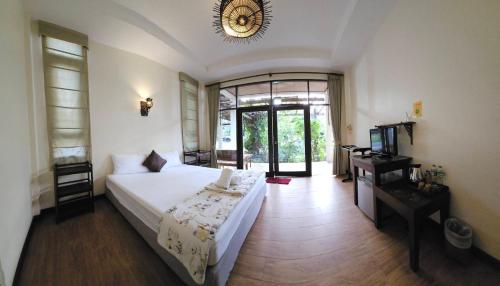 room detail thumbnail 2