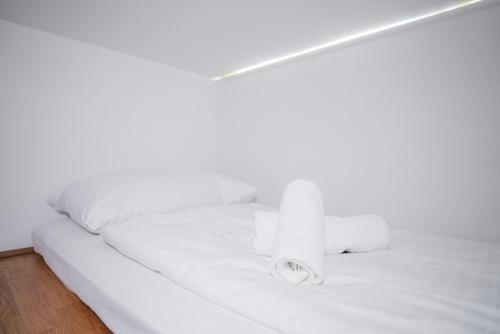 Design Micro-Studio | 10 min to Central Station - image 13