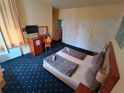 ZM 22, King Room doubleBed in Leverkusen