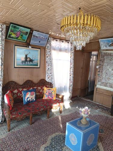 Vybavení, New Retreet Houseboat in Srinagar