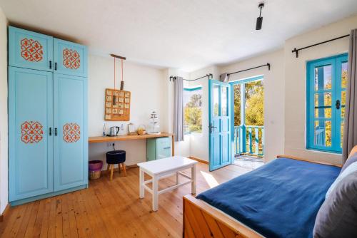 1 double bed, 1 twin bed