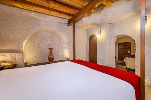 Suite, cave, spa bathtub, sauna