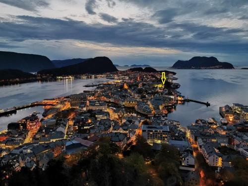 Private room in central homestay apartment with sea view in Alesund