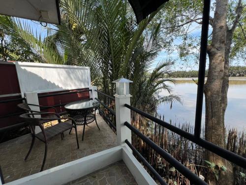 Wellness Holistic Longevity Center Riverfront Room in Bang Khla