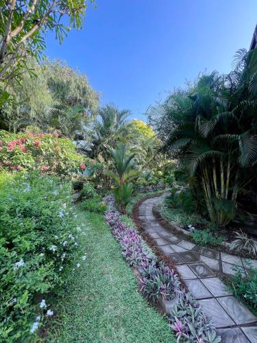 Lush Garden Chalet in Амасаман