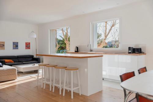 Le Ponton Appartement vue mer face au port in แซงต์ มองดรีเย ซูร์ แม