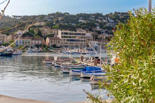 Le Ponton Appartement vue mer face au port in แซงต์ มองดรีเย ซูร์ แม