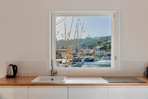 Le Ponton Appartement vue mer face au port in แซงต์ มองดรีเย ซูร์ แม