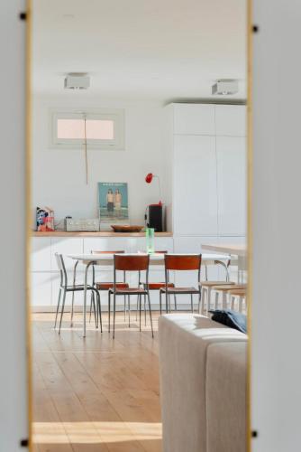 Le Ponton Appartement vue mer face au port in แซงต์ มองดรีเย ซูร์ แม