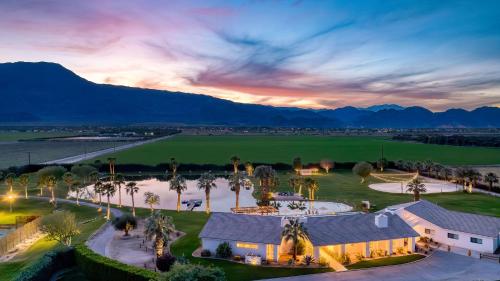 Buena Vista by AvantStay Massive Outdoor Oasis w Pool Spa Firepit in La Quinta, USA