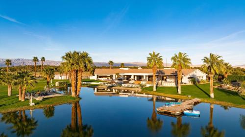 Buena Vista by AvantStay Massive Outdoor Oasis w Pool Spa Firepit in La Quinta, USA