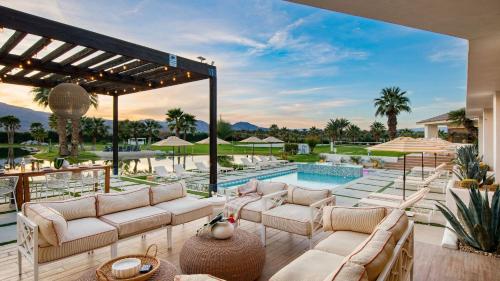 Buena Vista by AvantStay Massive Outdoor Oasis w Pool Spa Firepit in La Quinta, USA
