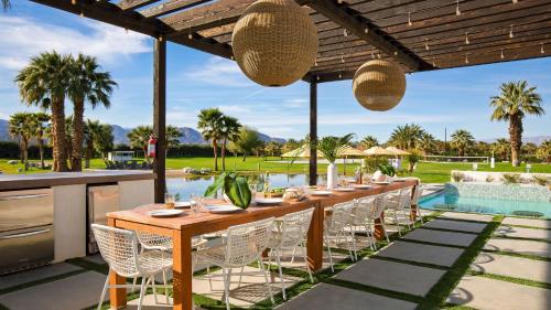 Buena Vista by AvantStay Massive Outdoor Oasis w Pool Spa Firepit in La Quinta, USA